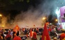 Người hâm mộ quá khích đốt pháo sáng ở trung tâm Sài Gòn