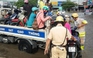 Cảnh sát giao thông lội nước giúp dân đẩy và chở xe qua điểm ngập An Lạc
