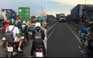 [VIDEO] Người dân 'bất lực' nhìn container chạy vào làn xe máy trên cầu Phú Mỹ