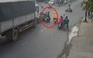 [VIDEO] Dừng đèn đỏ, hú hồn thoát chết với cú tông từ phía sau của xe tải